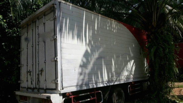 รถอีซูซุ 6 ล้อ ตู้แห้ง  FRR  210 แรงม้า. ปี 57.    สนใจติดต่อ  081 - 6079515