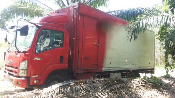 รถอีซูซุ 6 ล้อ ตู้แห้ง  FRR  210 แรงม้า. ปี 57.    สนใจติดต่อ  081 - 6079515