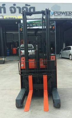 จำหน่าย Used Toyota Forklift 7FB15 ไฟฟ้ายืนขับ นำเข้า ขนาด 1.5 ตัน เสา 4 เมตร สภาพใหม่มาก ทำสีแล้ว รวมตู้ชาร์จ