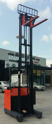 จำหน่าย Used Toyota Forklift 7FB15 ไฟฟ้ายืนขับ นำเข้า ขนาด 1.5 ตัน เสา 4 เมตร สภาพใหม่มาก ทำสีแล้ว รวมตู้ชาร์จ