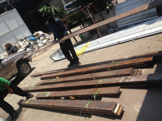 พื้นไม้รางลิ้นมะค่า  ตรม 980 บาท