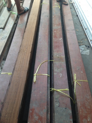 พื้นไม้รางลิ้นมะค่า  ตรม 980 บาท