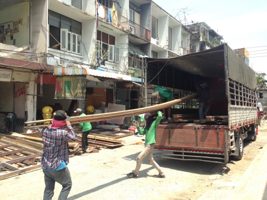 พื้นไม้รางลิ้นมะค่า  ตรม 980 บาท