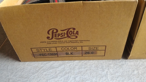 รองเท้าใหม่รูปทรงสวยใส่สบายๆ ใส่ลุยๆ  ยี่ห้อ PEPSI - COLA ระบายอากาศดีไม่อับส่วนพื้นและส่วนสวมเท้าหล่อฉีดเข้าด้วยกันทำให้ทน (มี 50 กล่อง) ตัวรองเท้าเบา แค่ 0.8 กก.