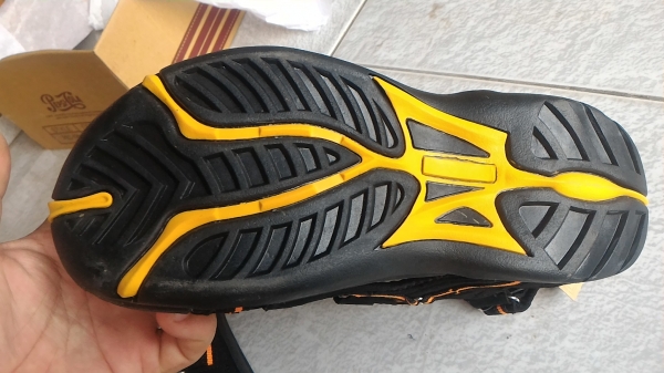 รองเท้าใหม่รูปทรงสวยใส่สบายๆ ใส่ลุยๆ  ยี่ห้อ PEPSI - COLA ระบายอากาศดีไม่อับส่วนพื้นและส่วนสวมเท้าหล่อฉีดเข้าด้วยกันทำให้ทน (มี 50 กล่อง) ตัวรองเท้าเบา แค่ 0.8 กก.