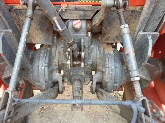 คูโบต้า L4708 4 WD พร้อมใบมีดตราช้างคานล่าง