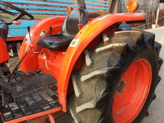 คูโบต้า L4708 4 WD พร้อมใบมีดตราช้างคานล่าง