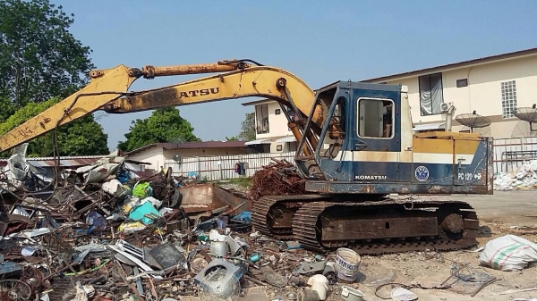 ขาย PC120-2  รถพร้อมทำงาน เครื่อง ปั้มดี เอวแน่นเก่านอกมือเดียว เอกสารอินวอย  มีคีบ กับ บุ้งกี๋ ราคา 335,000  091-0206555 เอิร์ทครับ