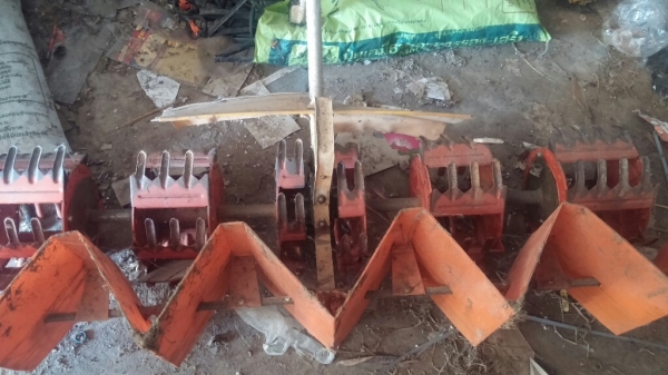 เครื่องกำจัดหญ้า 5 แถว