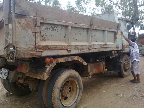 ขายด่วนหกล้อดั๊มพ์ ISUZU    เครื่อง 6bd1 165 แรงม้า พวงมาลัยพาวเวอร์ เฟืองท้ายใหญ่ฟูโซ่