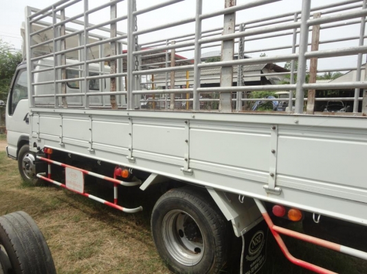 ขายรถบรรทุก 6 ล้อ ยี่ห้อ isuzu elf  ถูกๆ