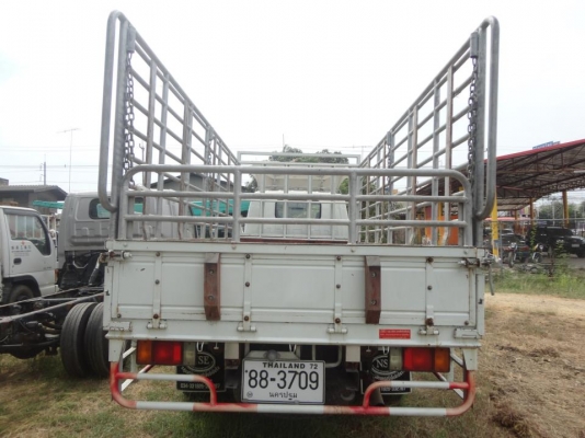 ขายรถบรรทุก 6 ล้อ ยี่ห้อ isuzu elf  ถูกๆ