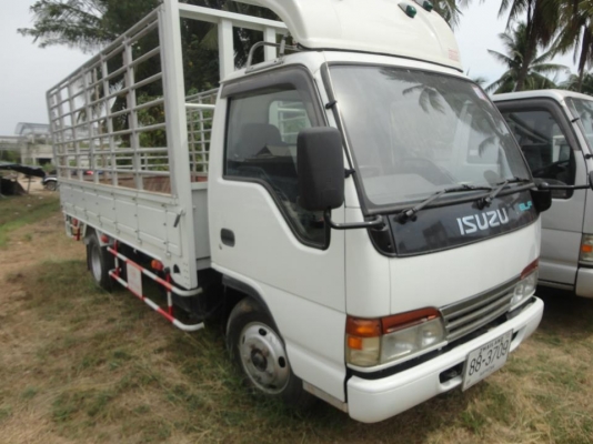 ขายรถบรรทุก 6 ล้อ ยี่ห้อ isuzu elf  ถูกๆ