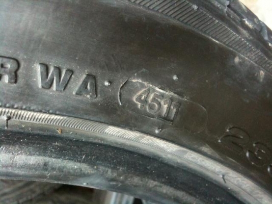 ขายครับ ยาง 2 เส้น สภาพสวยครับ 235/ 45 /17