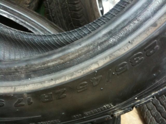 ขายครับ ยาง 2 เส้น สภาพสวยครับ 235/ 45 /17