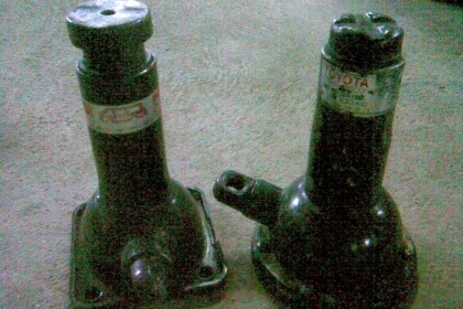 แม่แรงขนาด 2 ตันมี 2 ตัวครับเป็นของศูนย์ครับ  ขายตัวละ  500  ครับ