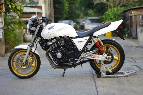 ขาย SF 400 สีขาว ท่อไทเท ราคาไม่แรง