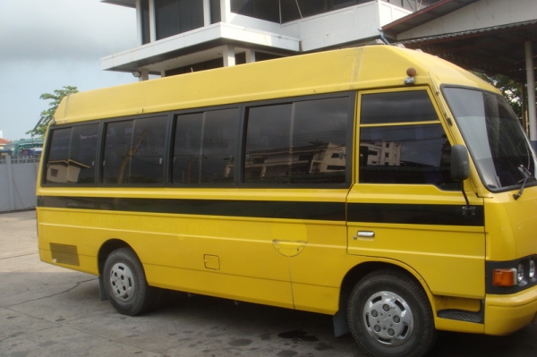 minibus นักเรียนสีเหลือง minibus นักเรียนสีเหลือง