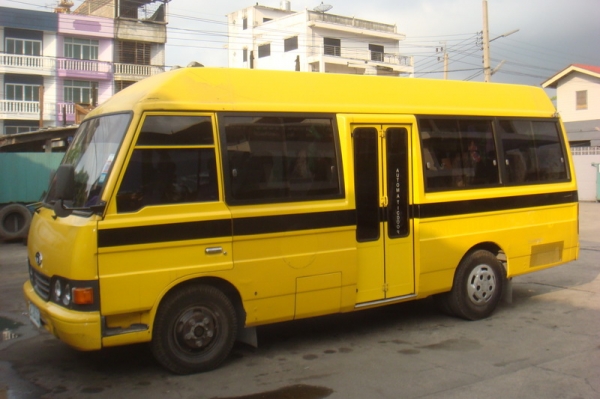 minibus นักเรียนสีเหลือง