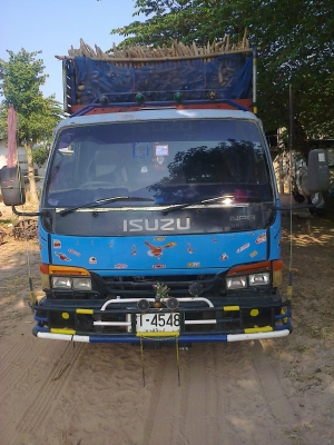 รถหกล้อ NPR เครื่อง 135