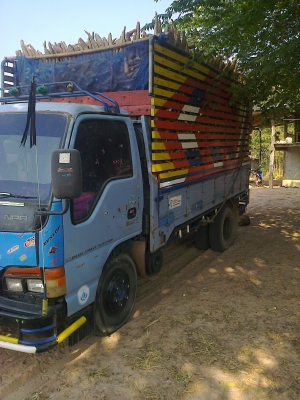 รถหกล้อ NPR เครื่อง 135