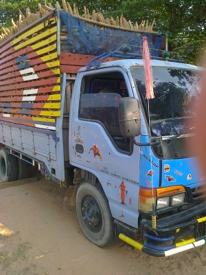 รถหกล้อ NPR เครื่อง 135