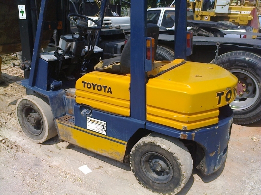 รถยกTOYOTA 2.5Tเสาสูง4ม.รุ่น5 งาเทได้ เกียร์ออโต้ มีบุ้งกี้ให้ด้วย