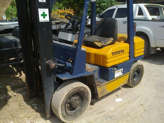 รถยกTOYOTA 2.5Tเสาสูง4ม.รุ่น5 งาเทได้ เกียร์ออโต้ มีบุ้งกี้ให้ด้วย