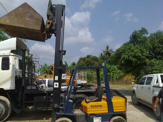 รถยกTOYOTA 2.5Tเสาสูง4ม.รุ่น5 งาเทได้ เกียร์ออโต้ มีบุ้งกี้ให้ด้วย