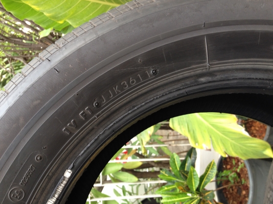 ขายยาง Bridgestone 215-60 R16 สัปดาห์ที่35 ปี11 สภาพดี