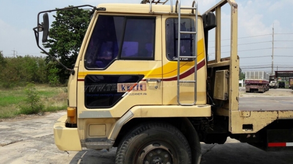 6 ล้อ พื้นเรียบ ยี่ห้อ MITSUBISHI 225 แรงม้า  จดทะเบียนปี 2546