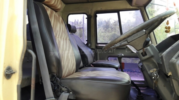 6 ล้อ พื้นเรียบ ยี่ห้อ MITSUBISHI 225 แรงม้า  จดทะเบียนปี 2546