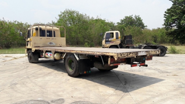 6 ล้อ พื้นเรียบ ยี่ห้อ MITSUBISHI 225 แรงม้า  จดทะเบียนปี 2546