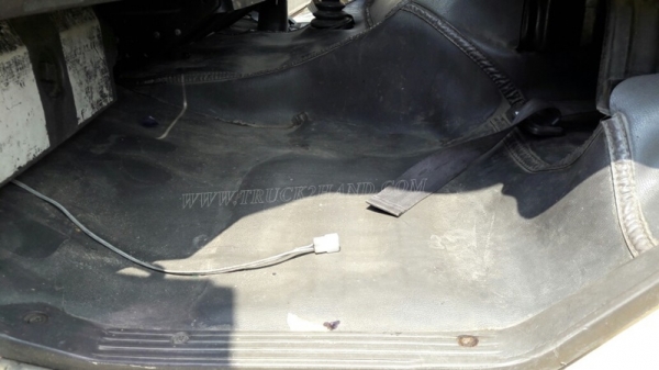 6 ล้อ พื้นเรียบ ยี่ห้อ MITSUBISHI 225 แรงม้า  จดทะเบียนปี 2546