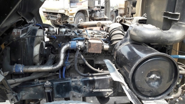 6 ล้อ พื้นเรียบ ยี่ห้อ MITSUBISHI 225 แรงม้า  จดทะเบียนปี 2546