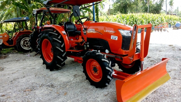 KUBOTA  L 4708 SP (4WD)  2 เพลา   สภาพใหม่สวยๆ   ชั่วโมงใช้   งานน้อย  สีเดิมทั้งคัน  พร้อมชุดใบมีดดันหน้า  ผาน4