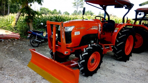 KUBOTA  L 4708 SP (4WD)  2 เพลา   สภาพใหม่สวยๆ   ชั่วโมงใช้   งานน้อย  สีเดิมทั้งคัน  พร้อมชุดใบมีดดันหน้า  ผาน4
