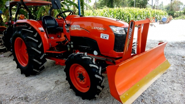 KUBOTA  L 4708 SP (4WD)  2 เพลา   สภาพใหม่สวยๆ   ชั่วโมงใช้   งานน้อย  สีเดิมทั้งคัน  พร้อมชุดใบมีดดันหน้า  ผาน4
