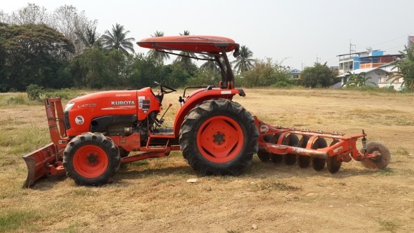 ขายรถไถคูโบต้าL4708 พร้อมใบมีดดันดิน กับ ผานพรวน