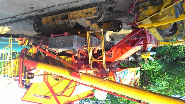 รถเกี่ยวข้าวเกษตรพัฒนาสภาพดีพร้อมใช้งาน