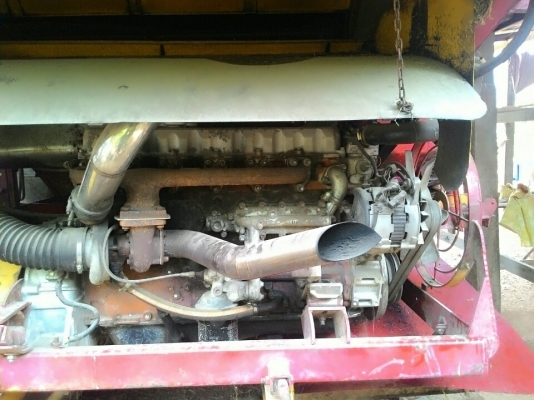 รถเกี่ยวข้าวเกษตรพัฒนาสภาพดีพร้อมใช้งาน