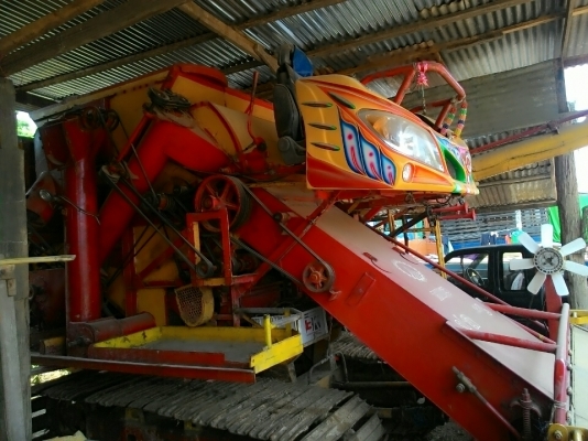 รถเกี่ยวข้าวเกษตรพัฒนาสภาพดีพร้อมใช้งาน