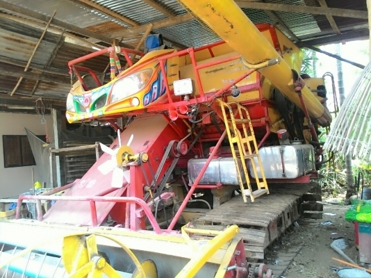 รถเกี่ยวข้าวเกษตรพัฒนาสภาพดีพร้อมใช้งาน