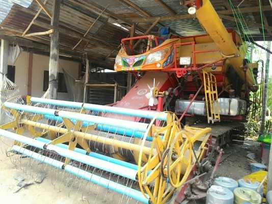 รถเกี่ยวข้าวเกษตรพัฒนาสภาพดีพร้อมใช้งาน