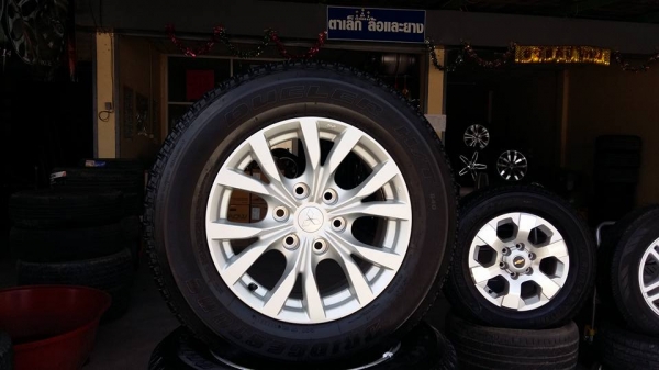 ขายล้อแม็ก pajero 17" ยางปี14 สนใจติดต่อ ตาเล็ก ล้อและยางครับ 081-3747940