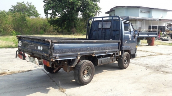 รถ 4 ล้อ ใหญ่ ยี่ห้อ TOYOTA HIACE