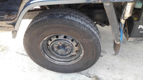 รถ 4 ล้อ ใหญ่ ยี่ห้อ TOYOTA HIACE