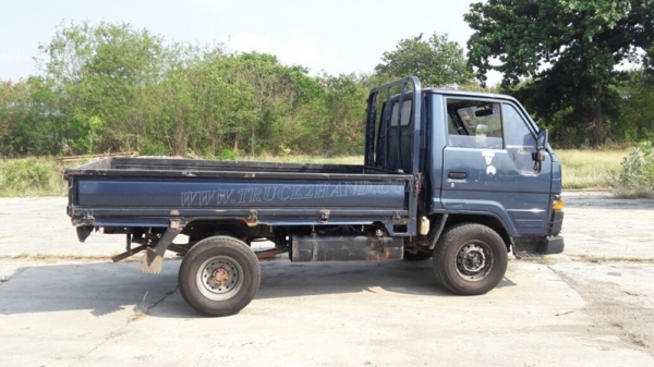 รถ 4 ล้อ ใหญ่ ยี่ห้อ TOYOTA HIACE
