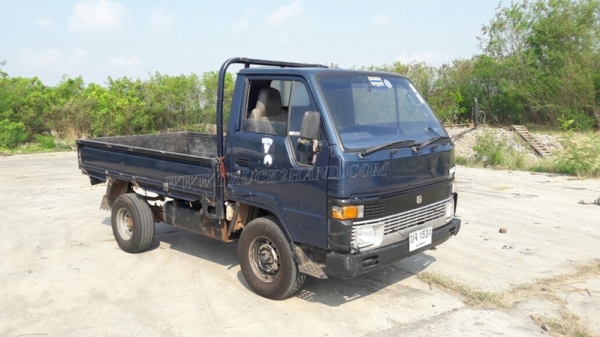 รถ 4 ล้อ ใหญ่ ยี่ห้อ TOYOTA HIACE