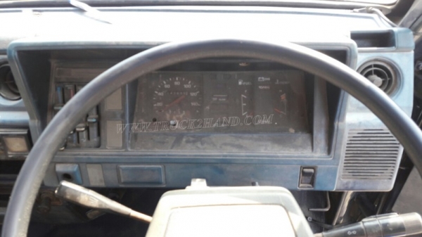 รถ 4 ล้อ ใหญ่ ยี่ห้อ TOYOTA HIACE